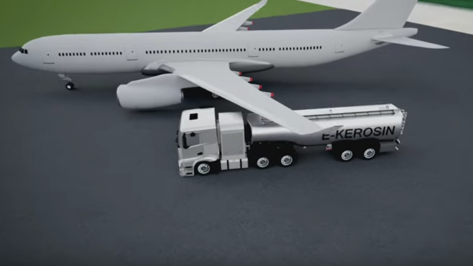 Flugzeug und E-Kerosin LKW